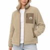 Femme portant la veste sherpa unisexe - Esprit Zen