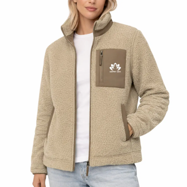 Femme portant la veste sherpa unisexe - Esprit Zen